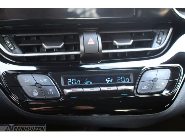 Toyota C-HR 1.8 Hybrid Dynamic 2023 Hybride Benzine 25