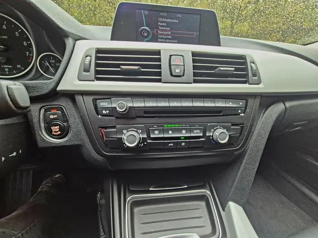 BMW 3 Serie 320i Executive . 83.000 km nap 2012 Benzine 16