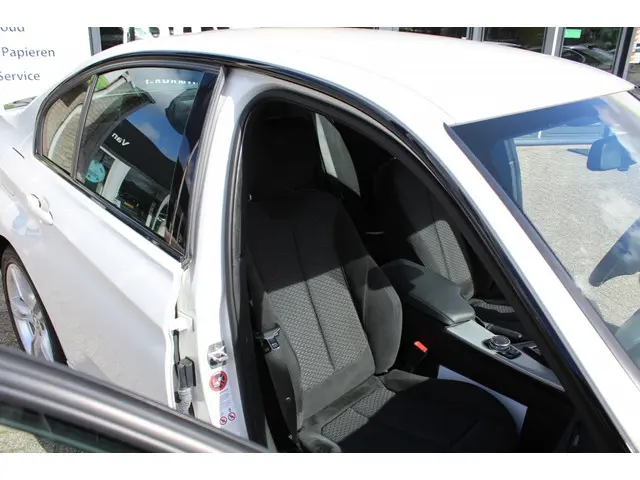 BMW 3 Serie 316i Executive 2015 Benzine 22
