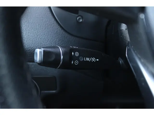 Mercedes-Benz GLA 180 Business 2018 Benzine 28