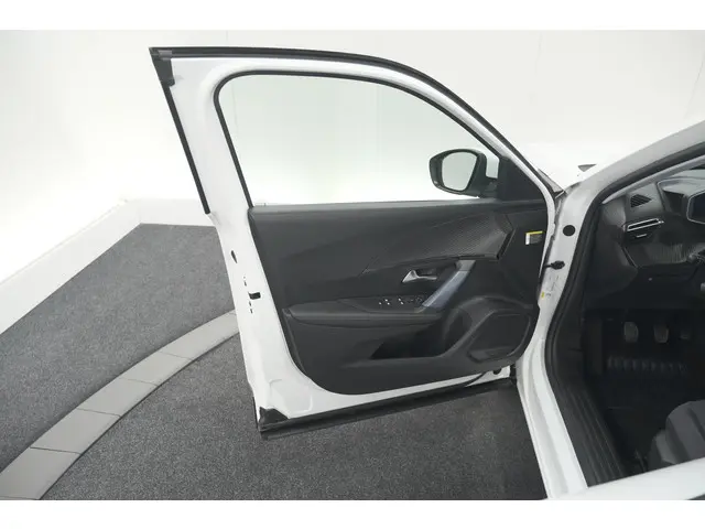 Peugeot 2008 PureTech 130 Allure 2020 Benzine 64