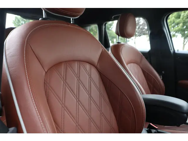 MINI 5-Deurs Cooper 2021 Benzine 18