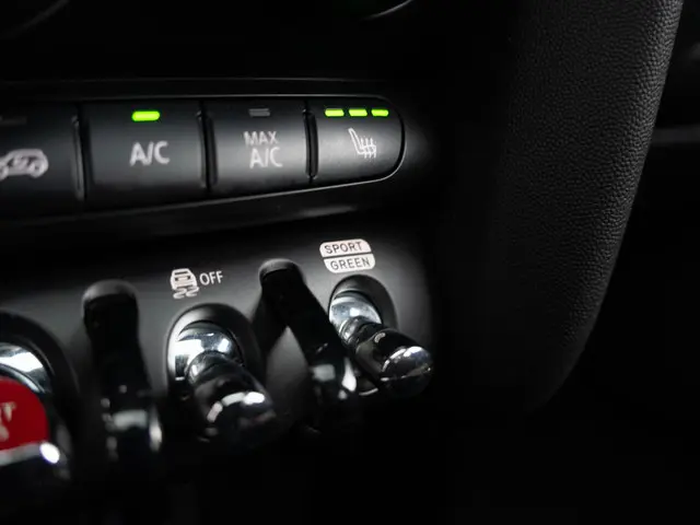 MINI 3-Deurs Cooper Aut. 60 Years Edition 2019 Benzine 37