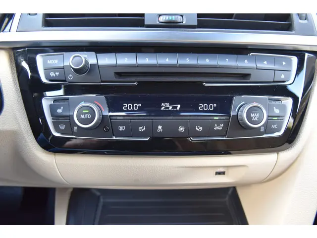 BMW 3 Serie Touring 320i Luxury Edition 2018 Benzine 26