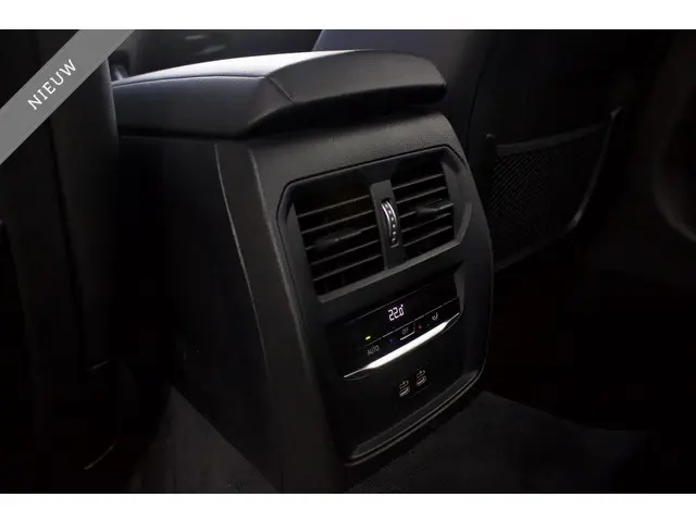 BMW 3 Serie 320i High Executive 2022 Benzine 33