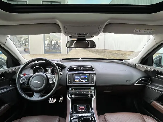 Jaguar XE 2.0 Portfolio 2015 Benzine 11