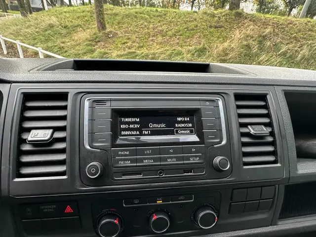 Volkswagen Transporter 2.0 TDI L2H1 DC 2018 Diesel 22