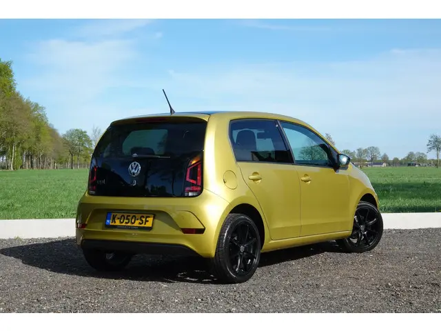Volkswagen up! 1.0 BMT high up! 2017 Benzine 2