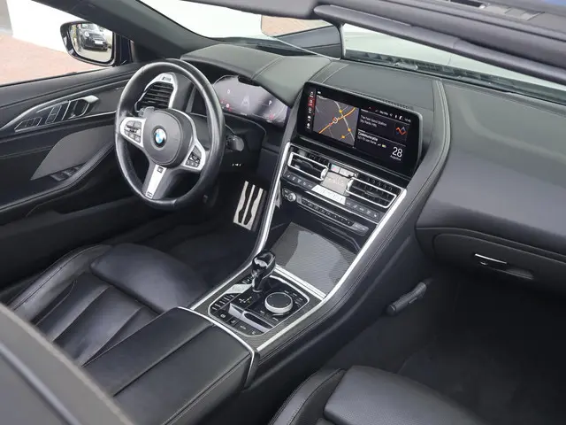 BMW 8 Serie 840i High Executive 2023 Benzine 12