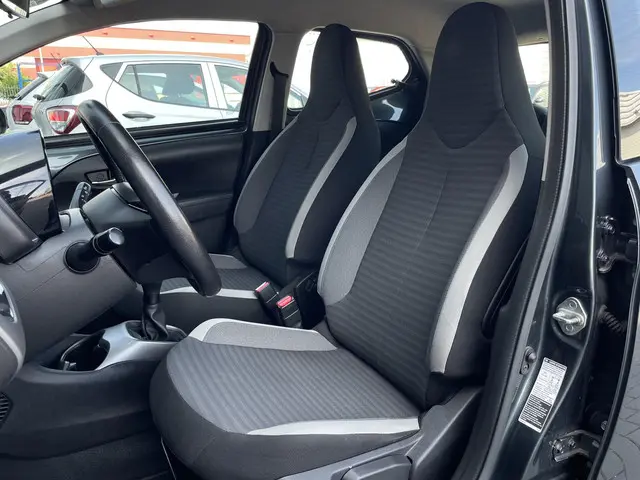Toyota Aygo 1.0 VVT-i x-play 2019 Benzine 11
