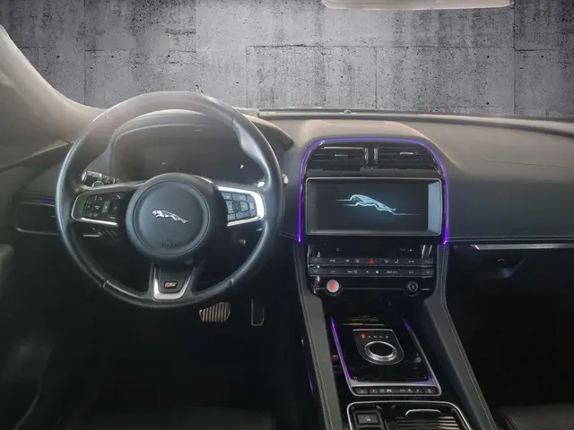 Jaguar F-PACE 3.0 S/C S AWD 35t 2018 Benzine 14