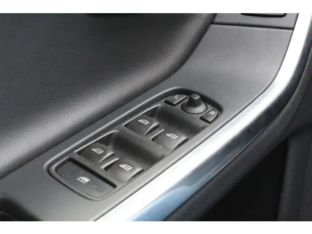 Volvo V60 1.6 T3 R-Design 2015 Benzine 33