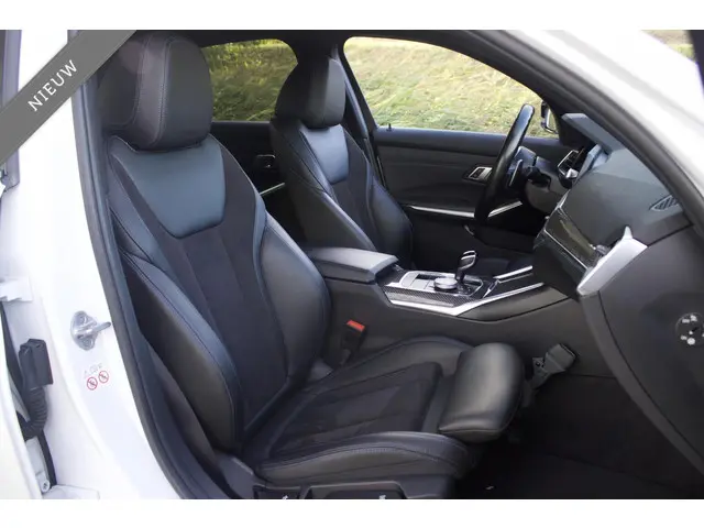 BMW 3 Serie 320i High Executive 2022 Benzine 8