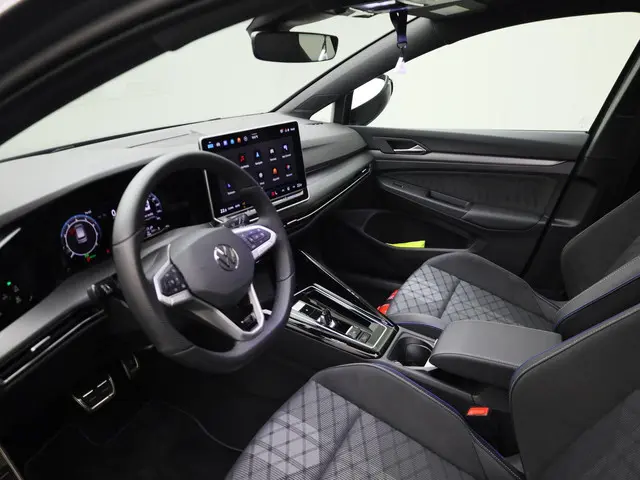 Volkswagen Golf 1.5eTSI/150PK R-Line DSG 2025 Benzine 36