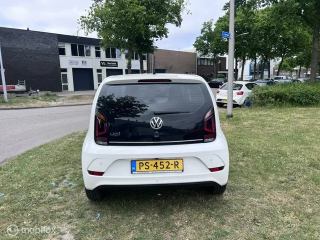 Volkswagen up! 1.0 BMT move up! 2017 Benzine 9