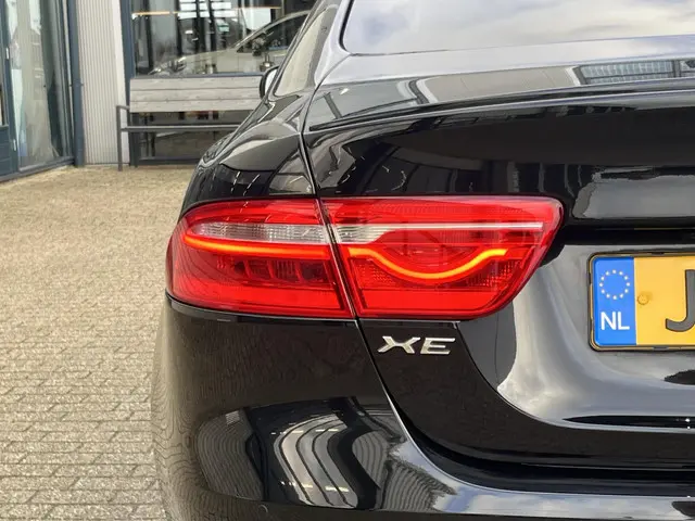 Jaguar XE 2.0 Portfolio 2015 Benzine 52