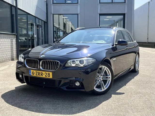 BMW 5 Serie Touring 520i High Executive 2015 Benzine 99