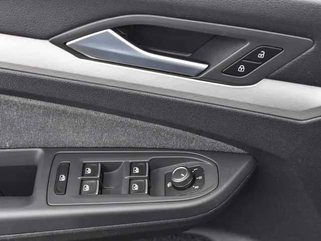 Volkswagen Golf 1.0 eTSI 110pk DSG Life 2024 Benzine 12