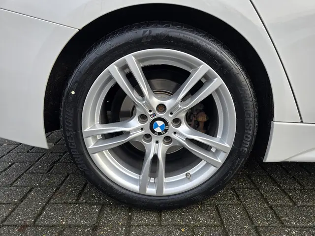BMW 3 Serie Touring 318i M Sport Edition 2019 Benzine 25
