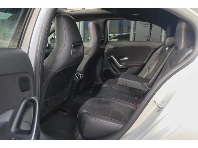 Mercedes-Benz A-Klasse A220 AMG 190pk 2019 Benzine 11