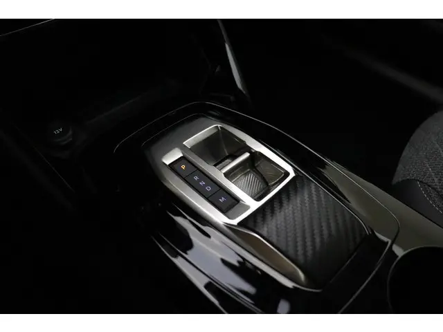 Peugeot 208 Hybrid 100 e-DCS6 Allure 2024 Benzine 19