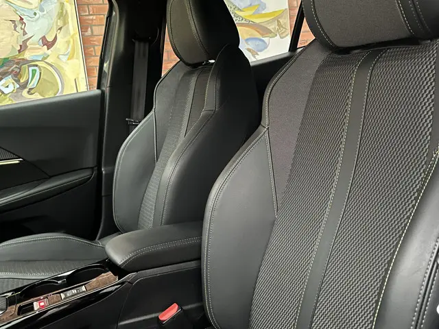 Peugeot e-2008 EV GT 54 kWh 2024 Elektrisch 28