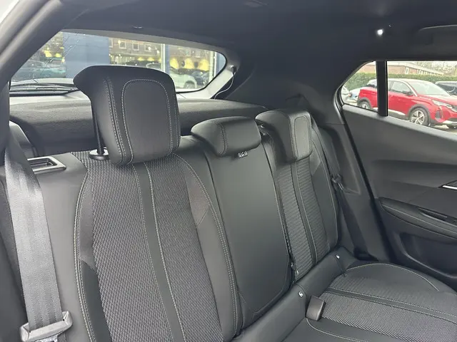 Peugeot 2008 1.2 Hybrid 145 PK GT 2025 Hybride Benzine 38