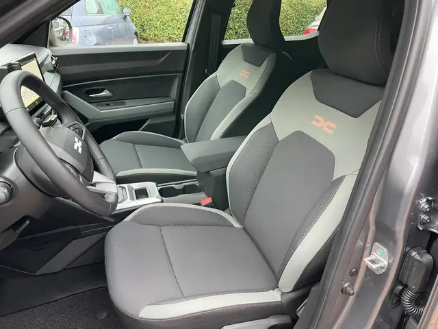Dacia Duster 1.6 Hybrid 140 Journey 2024 Hybride Benzine 8