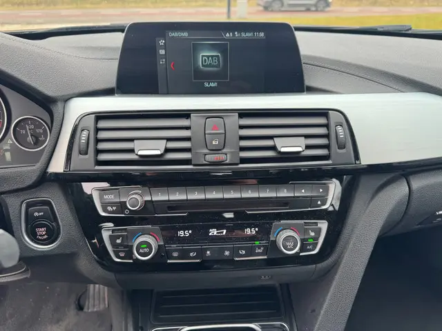 BMW 3 Serie Touring 318i Executive 2017 Benzine 20