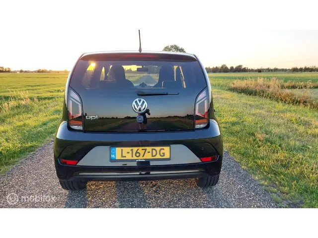 Volkswagen up! 1.0 BMT high up! 2017 Benzine 4