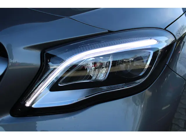 Mercedes-Benz GLA 180 Business 2018 Benzine 38