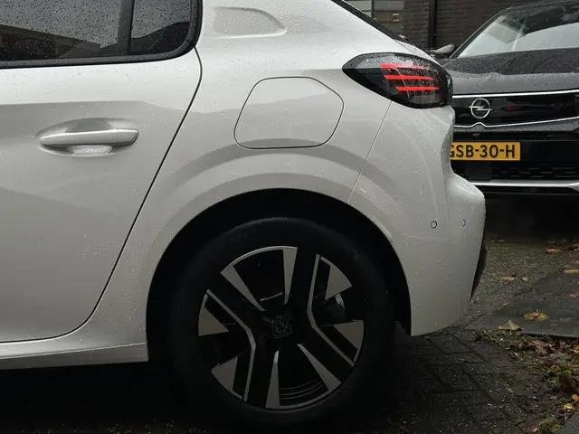 Peugeot 208 1.2 PureTech Allure Pack 2024 Benzine 31