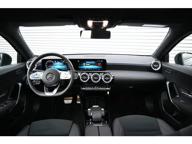 Mercedes-Benz A-Klasse 180 AMG Line 2022 Benzine 14