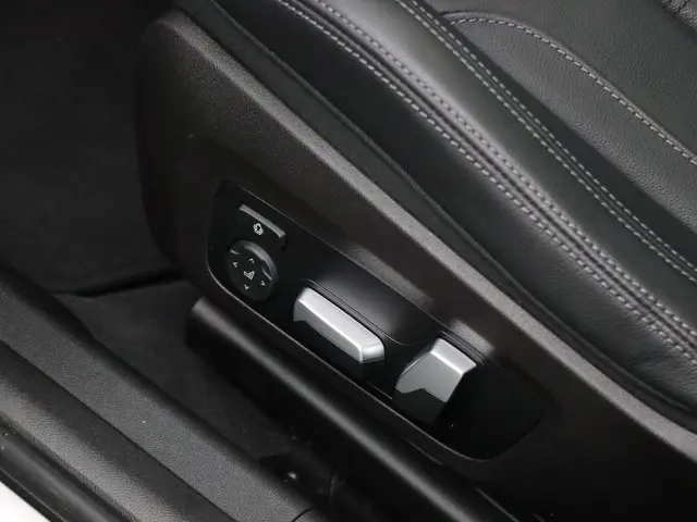 BMW 3 Serie Sedan 330e 2023 Hybride Benzine 12