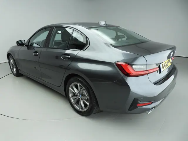 BMW 3 Serie Sedan 330e 2019 Hybride Benzine 34