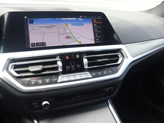 BMW 3 Serie Touring 320i 2022 Benzine 18