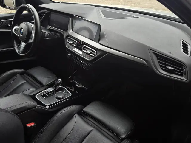 BMW 1 Serie 118i High M SPORT 2020 Benzine 6