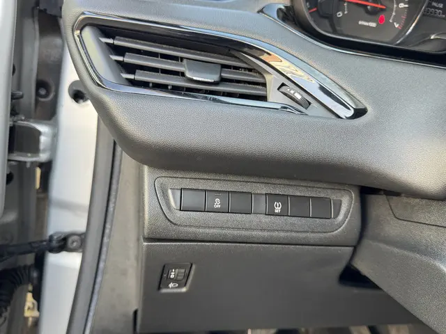 Peugeot 208 1.0 PureTech LIKE 2015 Benzine 6