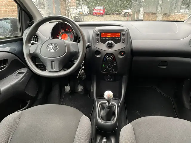 Toyota Aygo 1.0 VVT-i x-now 2017 Benzine 12