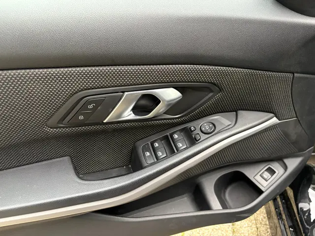 BMW 3 Serie Touring 320i High Executive M 2022 Benzine 16
