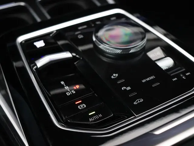 BMW 7 Serie 750e xDrive 2023 Hybride Benzine 24