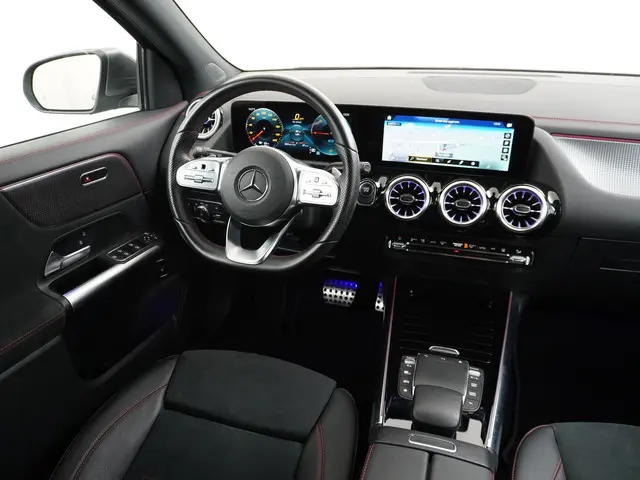 Mercedes-Benz EQA 300 4MATIC AMG Line 2023 Elektrisch 18