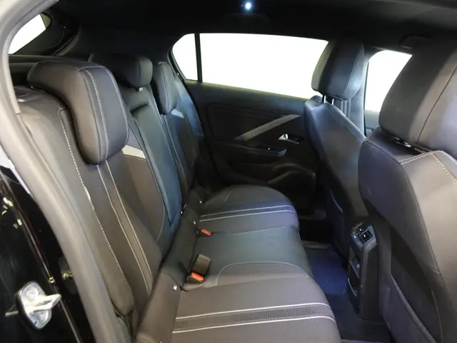 Opel Astra 1.2 130pk GS Line Automaat 2023 Benzine 38