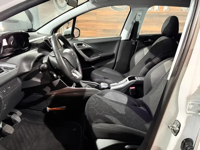 Peugeot 2008 |1.2 PureTech Blue Lion | Pano | 2017 Benzine 6