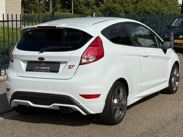 Ford Fiesta 1.6 ST1 Cruise / Stoelverwarming 2014 Benzine 6