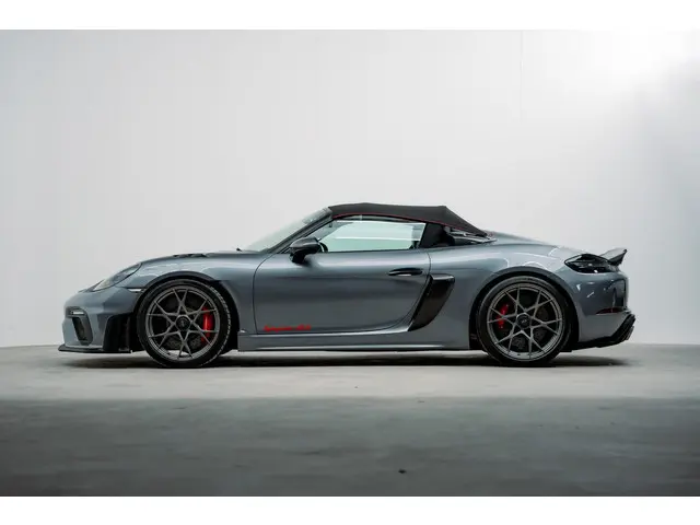 Porsche 718 Spyder RS 2024 Benzine 2