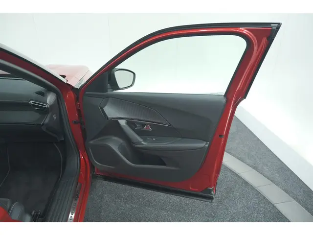 Peugeot 2008 PureTech 130 EAT8 GT 2024 Benzine 73