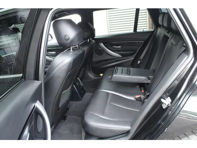BMW 3 Serie Touring 320i High Executive 2017 Benzine 9