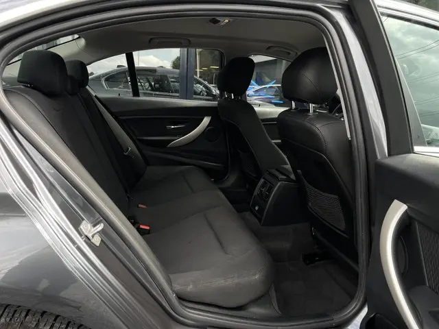 BMW 3 Serie 318i Centennial High Executive 2016 Benzine 12
