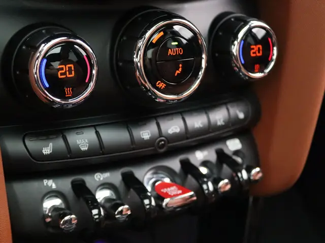 MINI 5-Deurs Cooper 60 Years Edition 2019 Benzine 13
